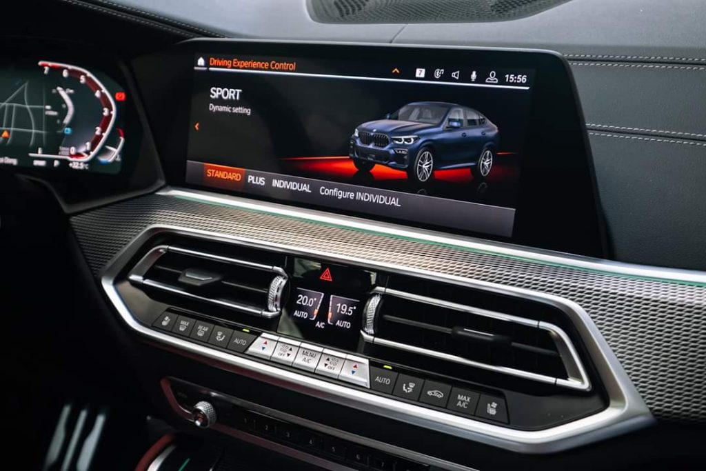 Màn hình hiển thị dạng cảm ứng trên BMW X6 2023. Thiết kế các chi tiết đều hướng về người lái.