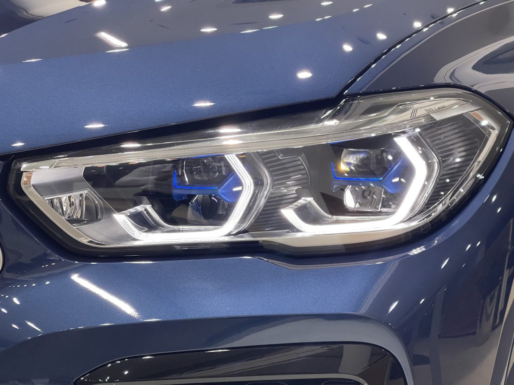 Lưới tản nhiệt phát sáng Iconic Glow lần đầu được trang bị trên BMW X6 2023.